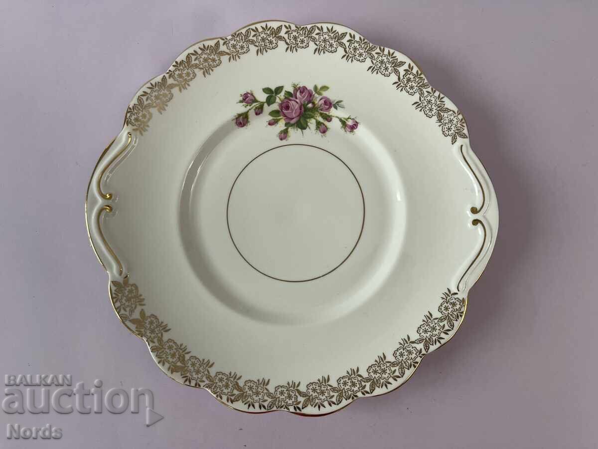 Un platou frumos de portelan Un platou frumos de portelan