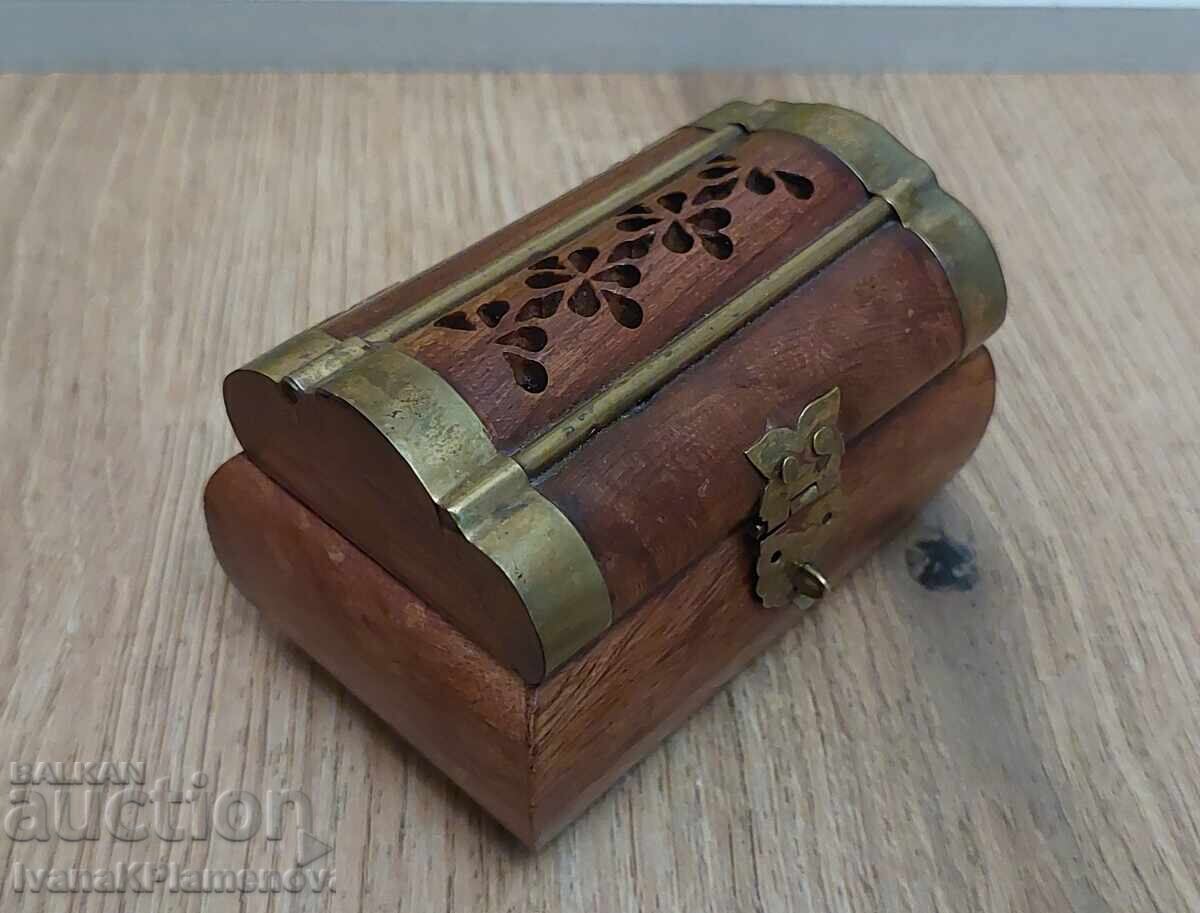 Кутийка дървена обков месинг за ценители с цена 25.00 лв. | € 12.78