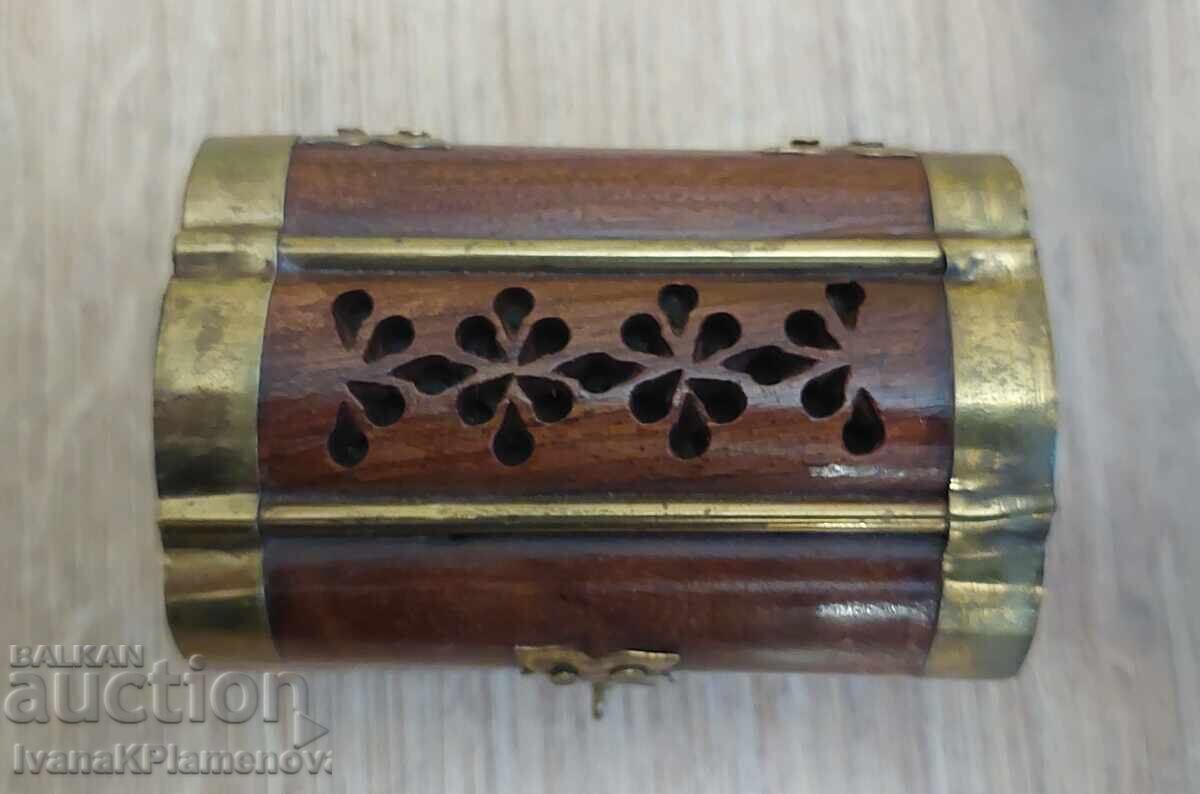 Auction  Wooden box with brass fittings for connoisseurs