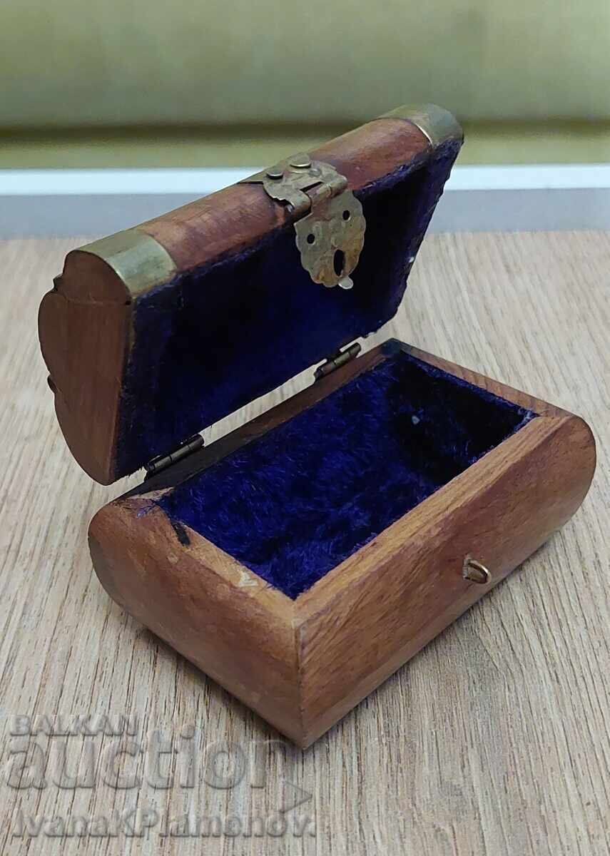 Wooden box with brass fittings for connoisseurs - 5
