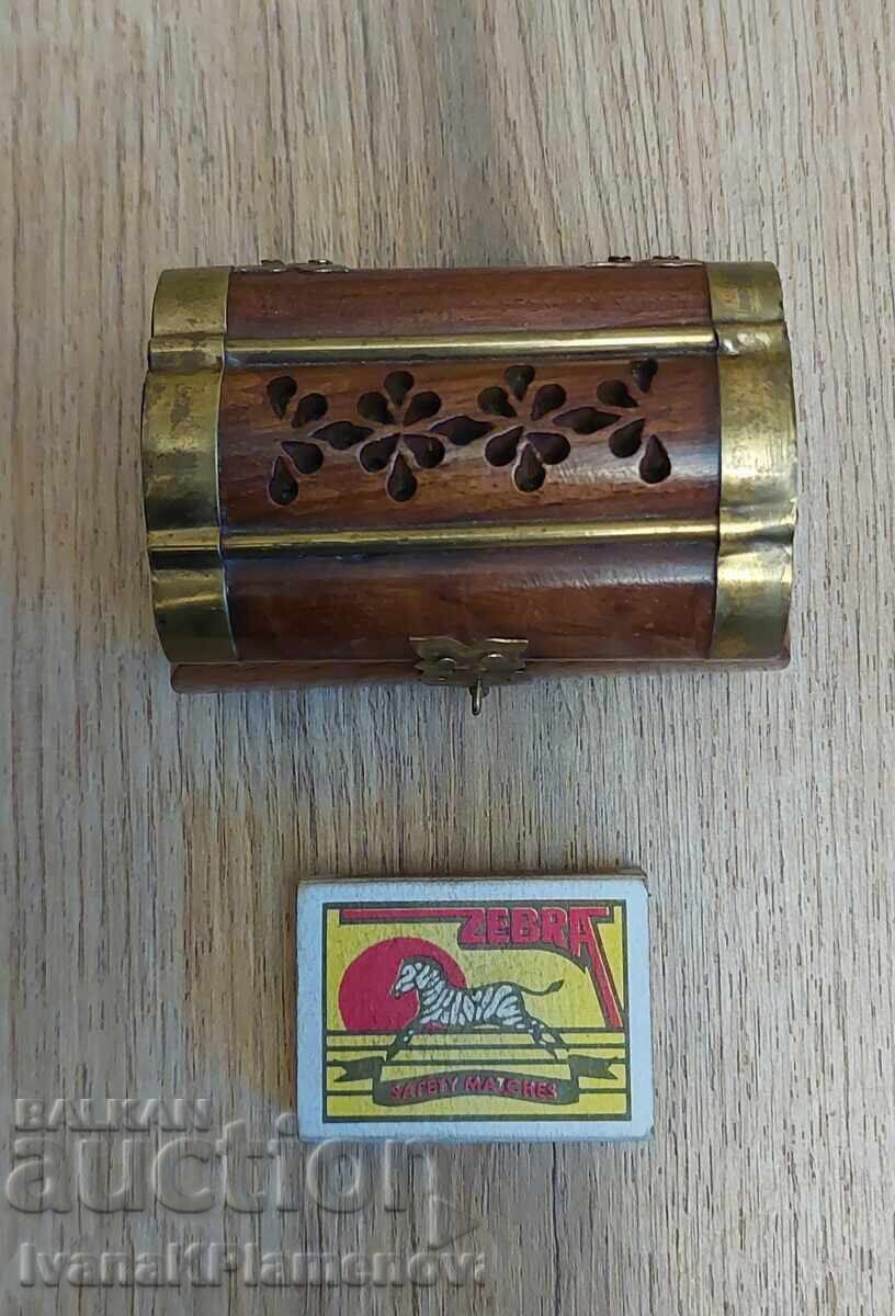 Wooden box with brass fittings for connoisseurs - 6