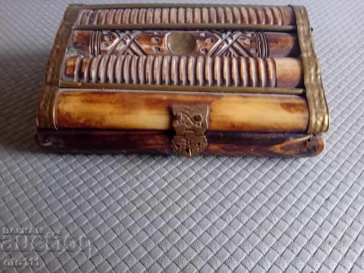 CUTIE VECHE DE BIJUTERII DIN OS DE CĂMILĂ cu preț € 12.00 | 23.47 BGN