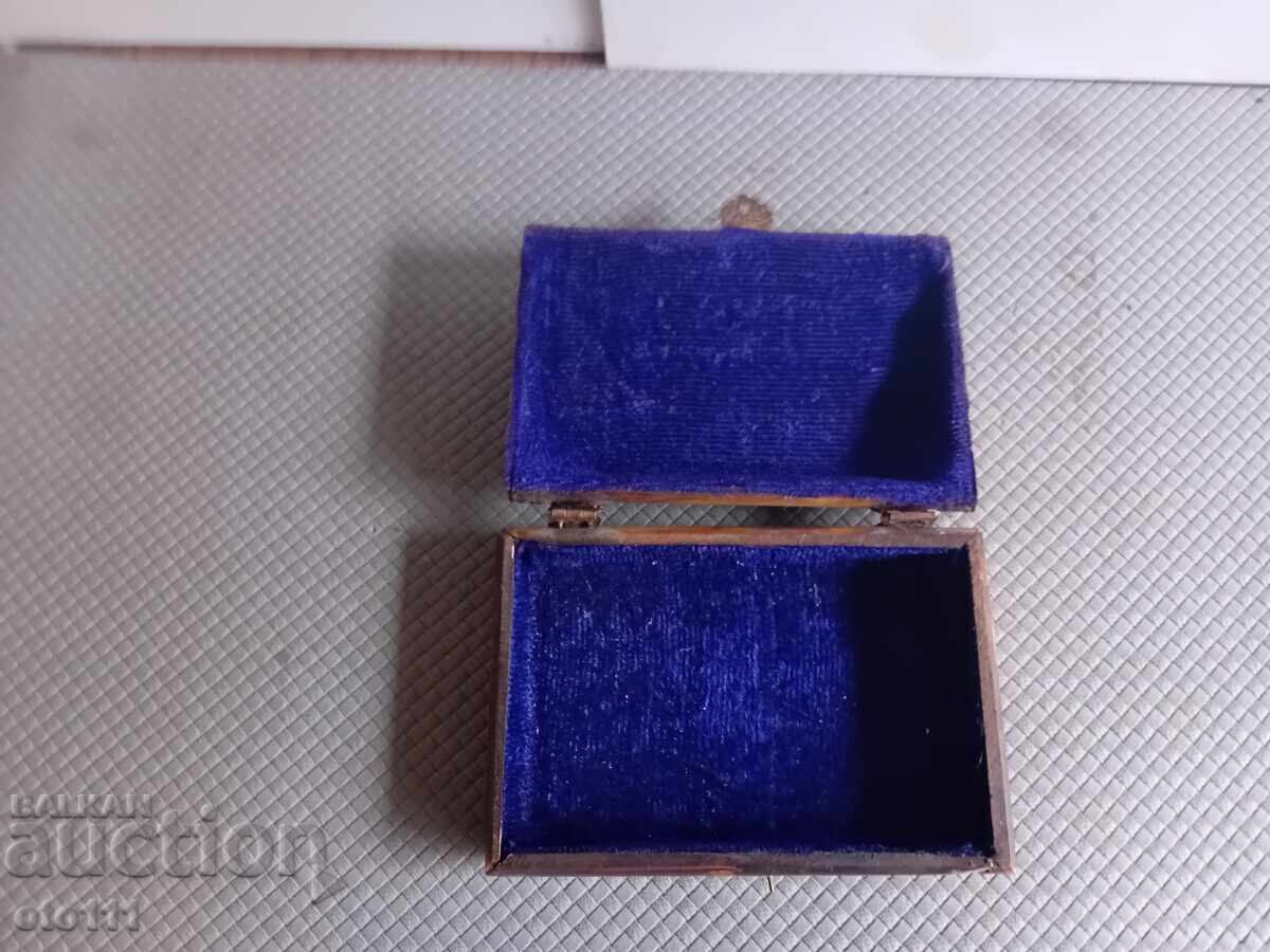 Livrarea CUTIE VECHE DE BIJUTERII DIN OS DE CĂMILĂ