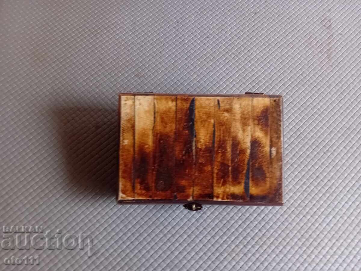 CUTIE VECHE DE BIJUTERII DIN OS DE CĂMILĂ - 6