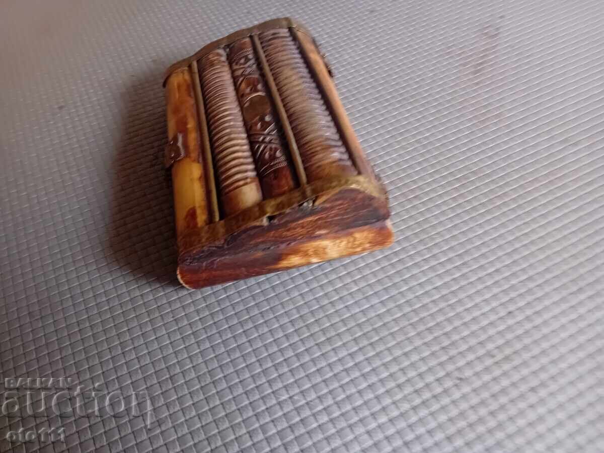 ΠΑΛΙΟ ΚΟΥΤΙ ΓΙΑ ΚΟΣΜΗΜΑΤΑ ΑΠΟ ΚΟΚΚΑΛΟ ΚΑΜΗΛΑΣ - 7