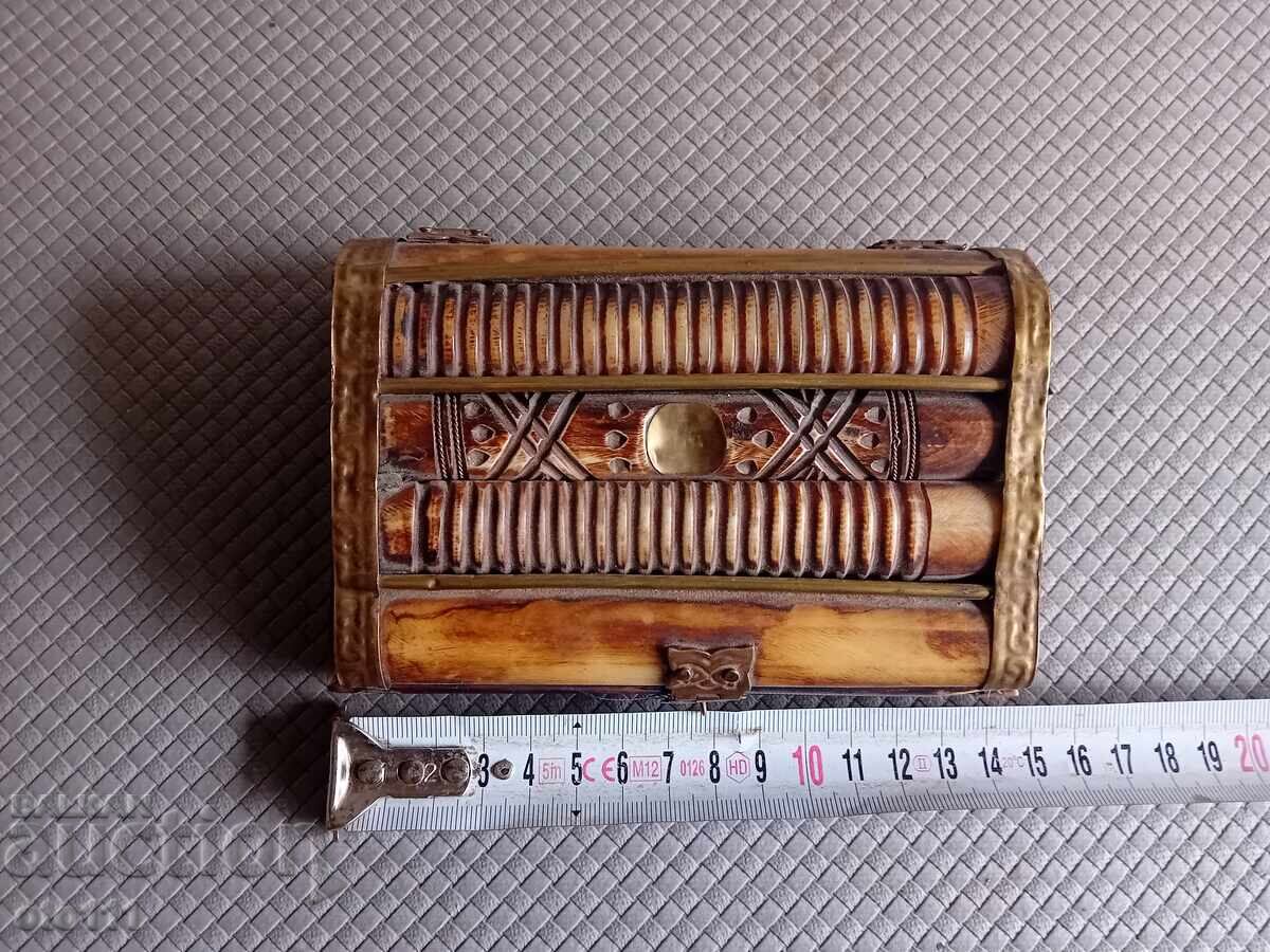 ΠΑΛΙΟ ΚΟΥΤΙ ΓΙΑ ΚΟΣΜΗΜΑΤΑ ΑΠΟ ΚΟΚΚΑΛΟ ΚΑΜΗΛΑΣ