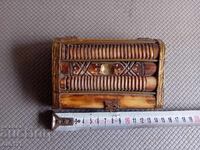 CUTIE VECHE DE BIJUTERII DIN OS DE CĂMILĂ