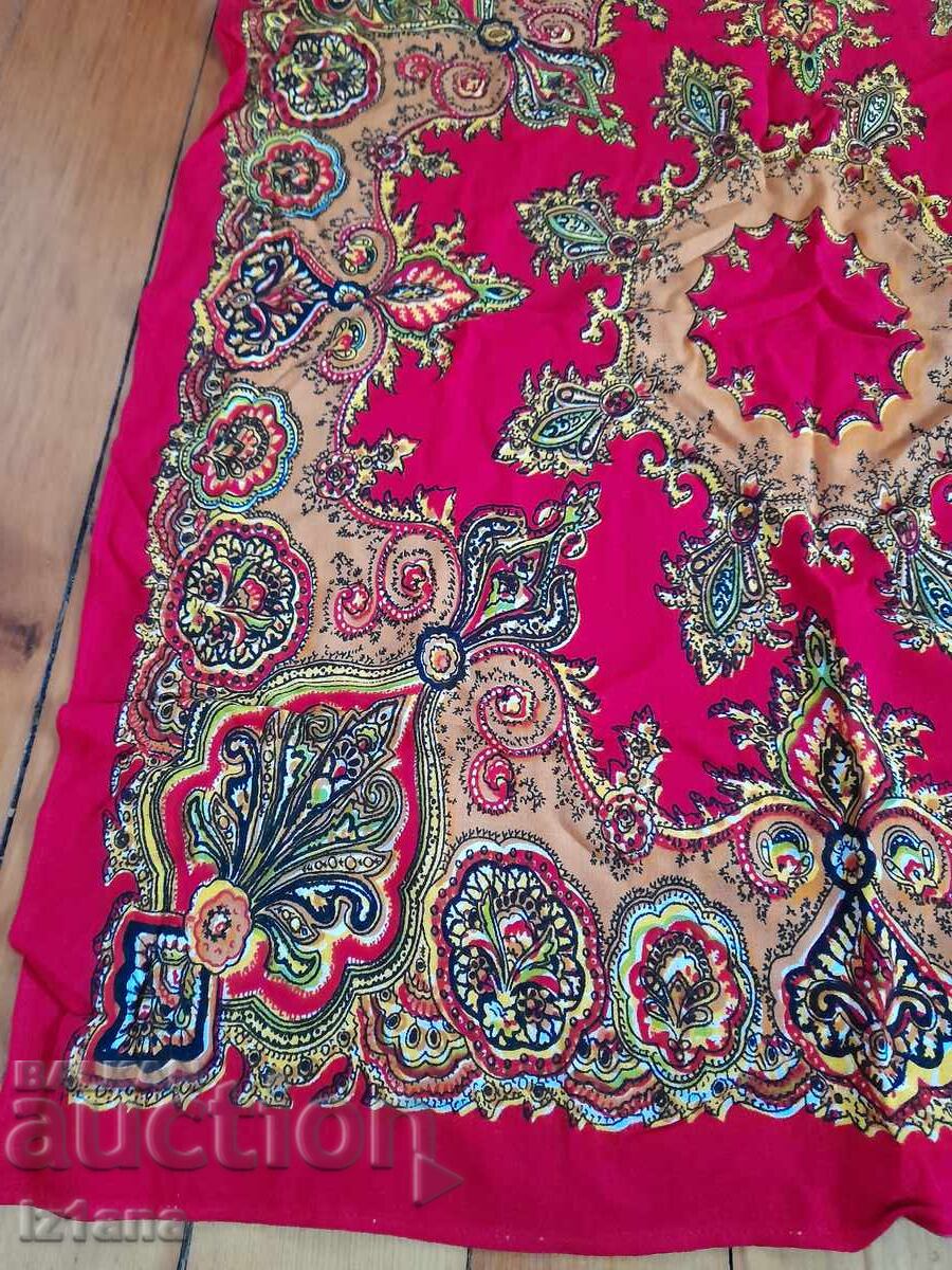 Δημοπρασία Παλιό μαντήλι στο κεφάλι Δημοπρασία Παλιό μαντήλι στο κεφάλι