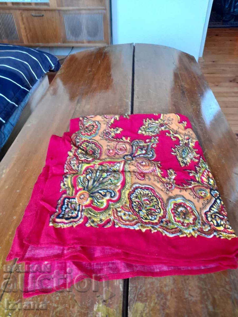 Παλιό μαντήλι στο κεφάλι Παλιό μαντήλι στο κεφάλι