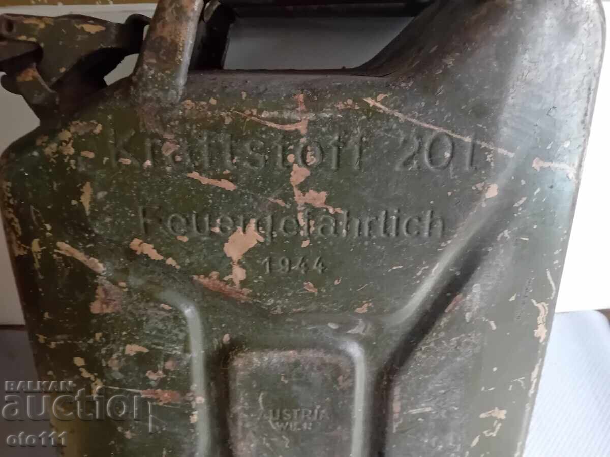 VECHE CANISTRĂ PENTRU COMBUSTIBIL 20 l, 1944, WEHRMACHT - WW2 cu preț € 50.00 | 97.79 BGN