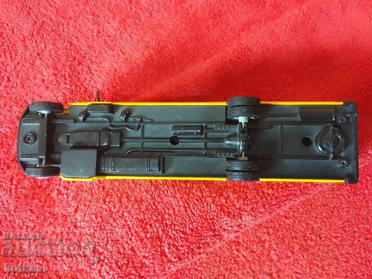 Siku metal model of a school bus from the USA - 6