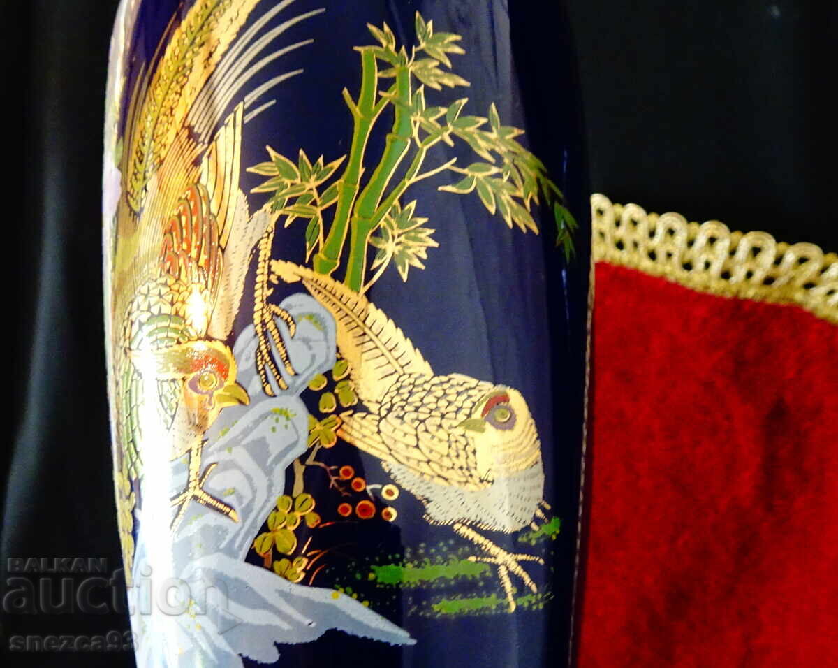 Auction  Japanese porcelain vase, gold, pheasants, cobalt