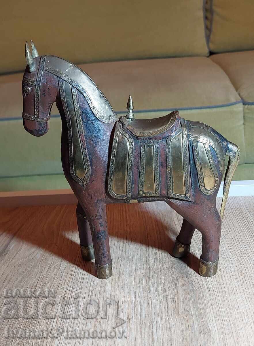 Licitație Obiecte din alamă sculptate în lemn pentru cunoscători