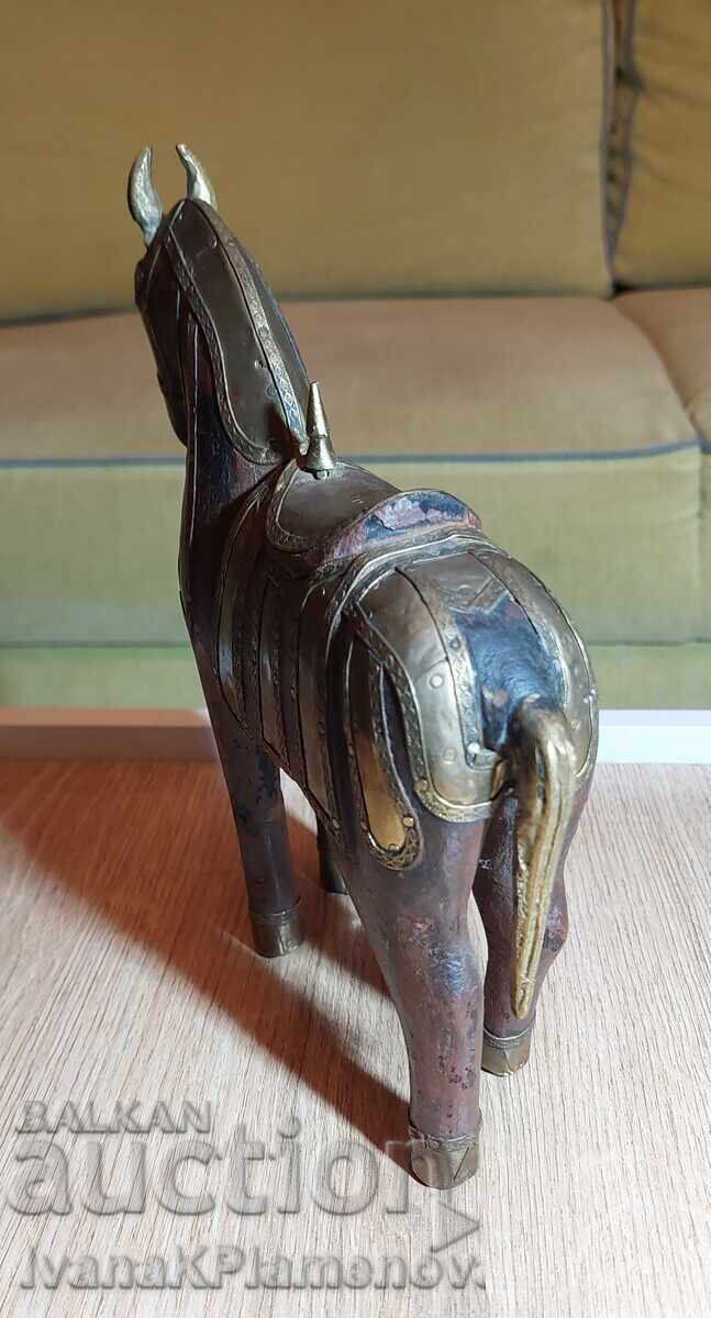 Livrarea Obiecte din alamă sculptate în lemn pentru cunoscători