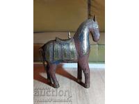 Obiecte din alamă sculptate în lemn pentru cunoscători