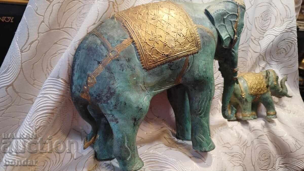 Бронзови статуетки от династия Цин с цена 850.00 лв. | € 434.60