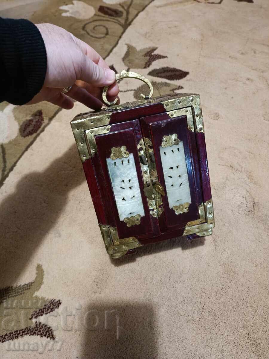 Cutie de bijuterii orientală vintage cu jad și panouri cu preț € 0.01 | 0.02 BGN