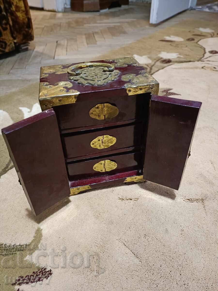 Licitație Cutie de bijuterii orientală vintage cu jad și panouri