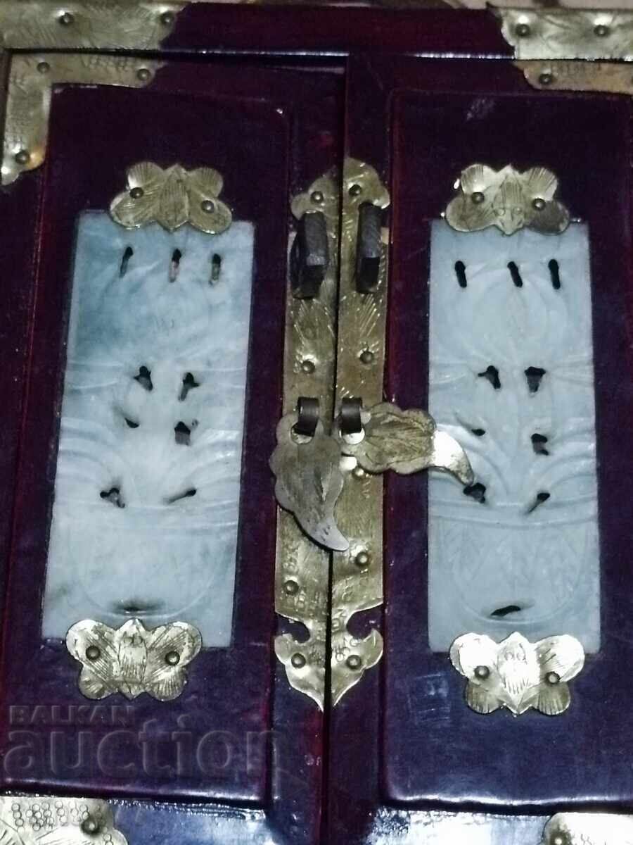 Доставка на Винтидж ориенталско ковчеже за бижута Нефритени и панели