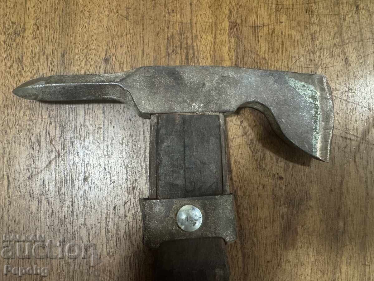 Unelte vechi de săpat, topor cu preț € 77.00 | 150.60 BGN