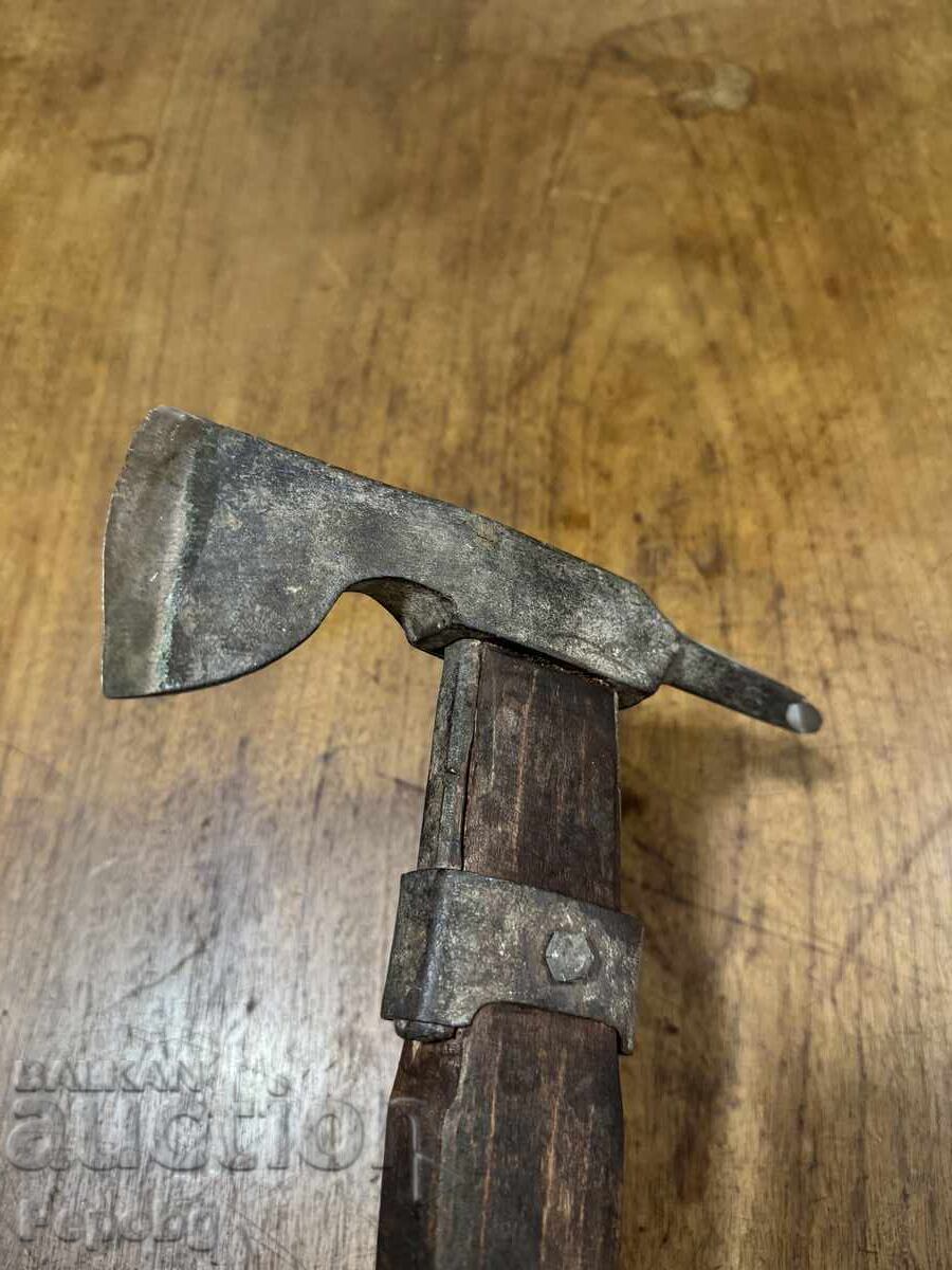 Licitație Unelte vechi de săpat, topor