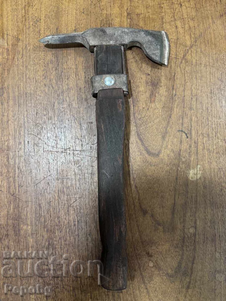 Стар шанцов инструмент, брадва