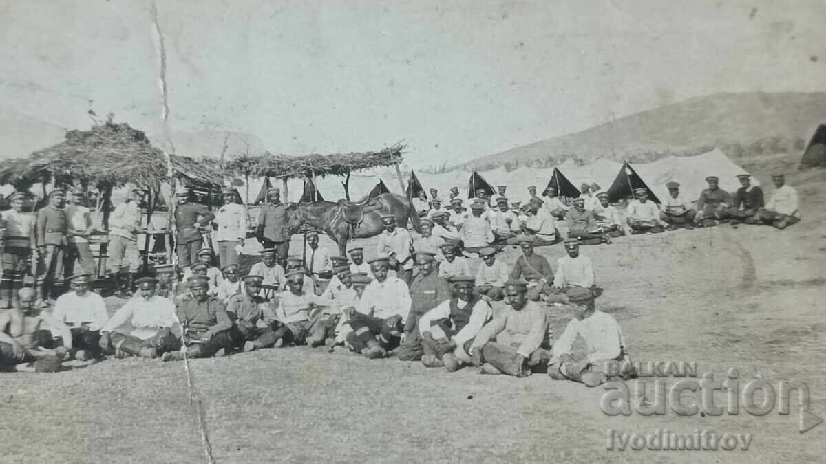 Licitație Fotografie Ofițeri și soldați în fața unui lagăr de corturi pe front P M R