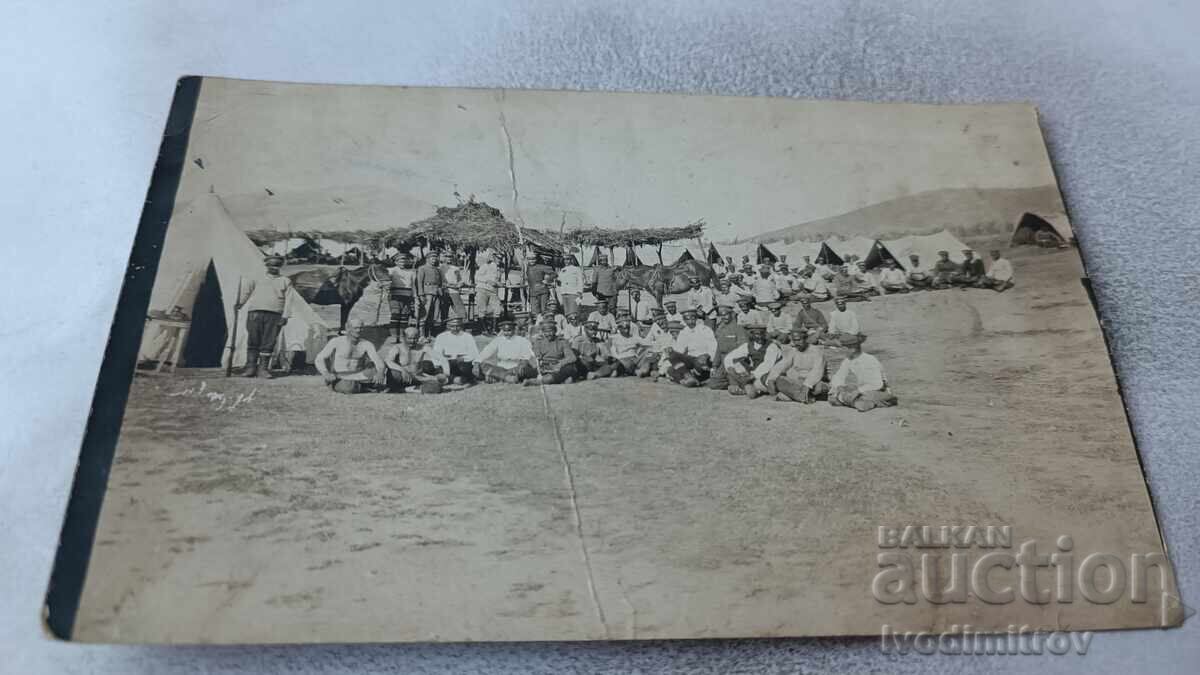 Fotografie Ofițeri și soldați în fața unui lagăr de corturi pe front P M R