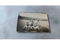Fotografie Bărbați și băieți făcând baie în râul Iskar 1932