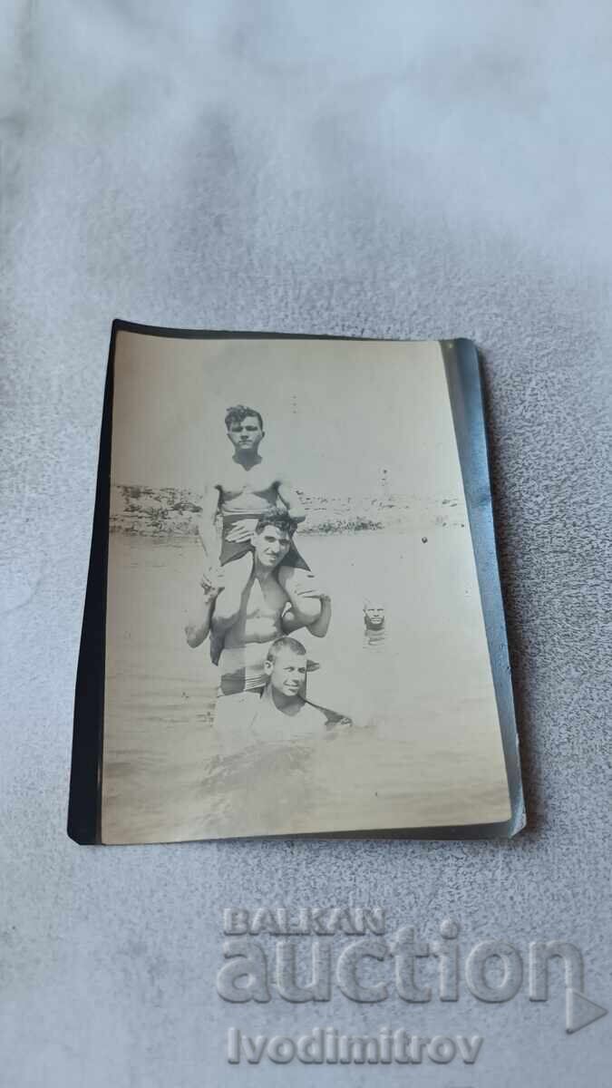 Снимка Млади мъже къпещи се в реката