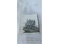 Fotografie Tineri bărbați pe stâncă lângă mare