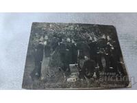 Fotografie Tineri dansând vals cu gramofon retro în parc 1934