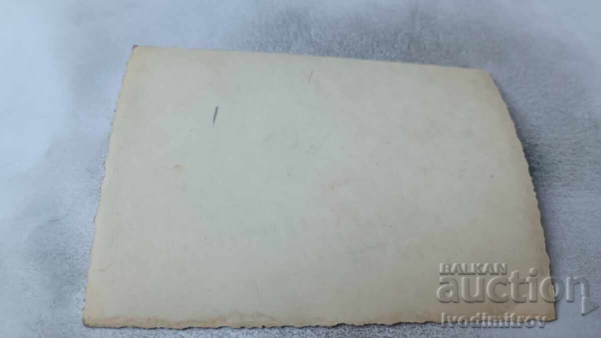 Φωτογραφία Νέοι άνδρες και γυναίκες σε μια βάρκα για εκδρομές με τιμή 2.15 BGN | € 1.10 Φωτογραφία Νέοι άνδρες και γυναίκες σε μια βάρκα για εκδρομές με τιμή 2.15 BGN | € 1.10