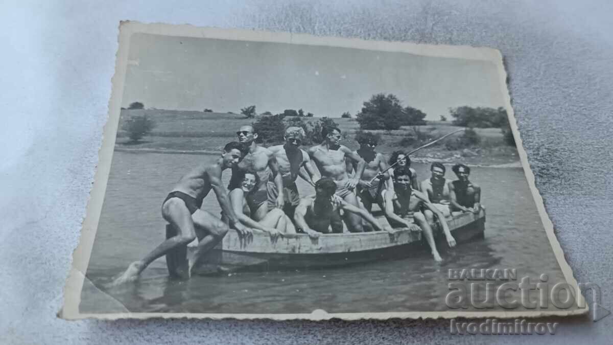 Φωτογραφία Νέοι άνδρες και γυναίκες σε μια βάρκα για εκδρομές Φωτογραφία Νέοι άνδρες και γυναίκες σε μια βάρκα για εκδρομές