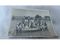 Fotografie Tinerii într-o barcă pentru excursii