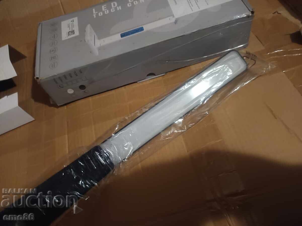 Παράδοση Λαμπτήρας LED και ασύρματη φόρτιση τηλεφώνου Β.Ζ.Τ Παράδοση Λαμπτήρας LED και ασύρματη φόρτιση τηλεφώνου Β.Ζ.Τ