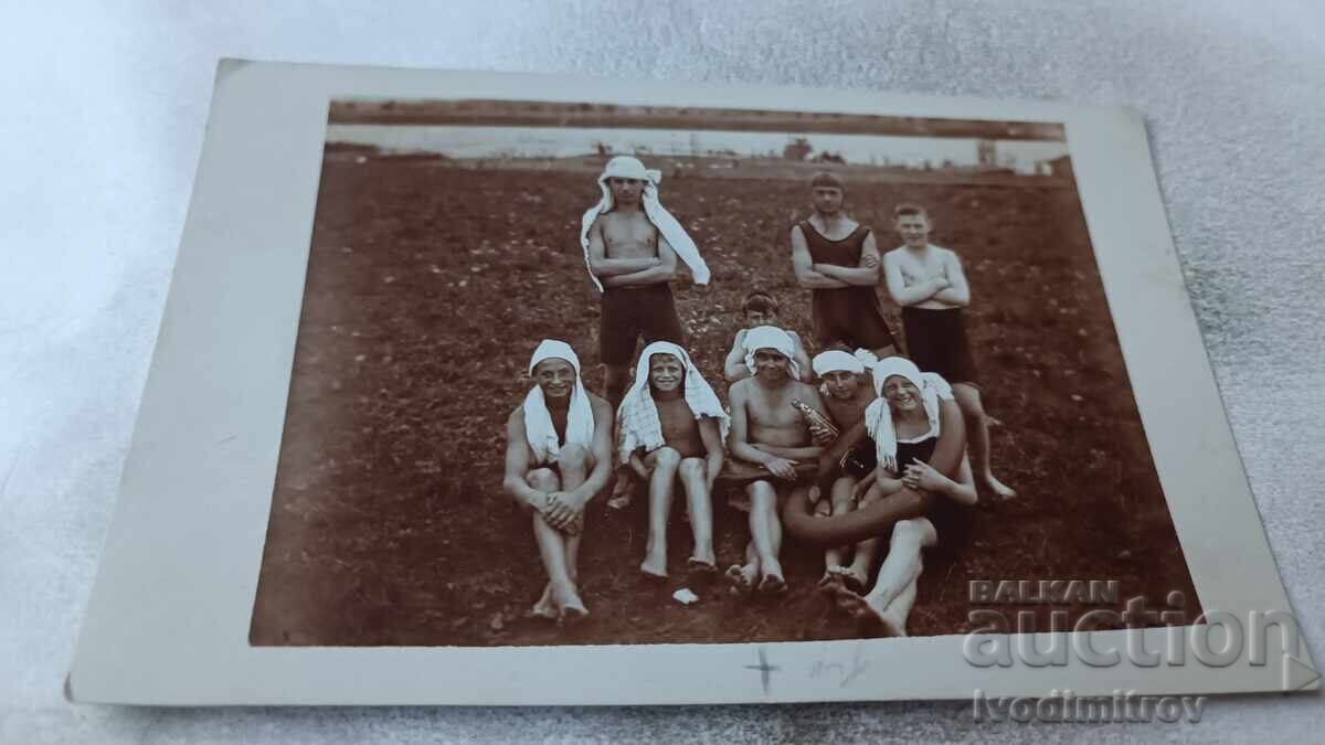 Fotografie Tineri și tinere cu costume de baie retro pe iarbă 1926 Fotografie Tineri și tinere cu costume de baie retro pe iarbă 1926