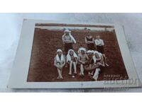 Fotografie Tineri și tinere cu costume de baie retro pe iarbă 1926