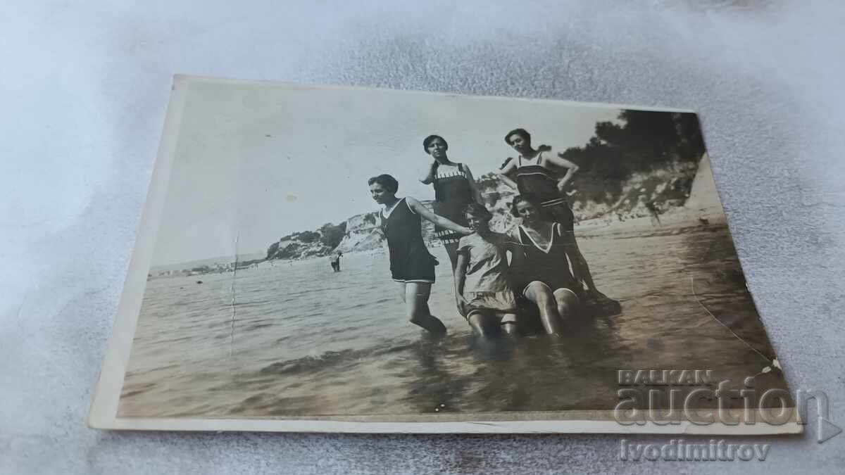 Φωτογραφία Νέων κοριτσιών με ρετρό μαγιό σε βράχο στη θάλασσα Φωτογραφία Νέων κοριτσιών με ρετρό μαγιό σε βράχο στη θάλασσα