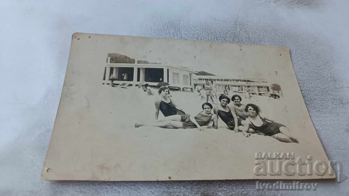 Snimka πέντε νεαρών κοριτσιών με ρετρό μαγιό στην παραλία