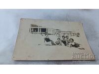 Fotografie cu cinci fete tinere în costume de baie retro pe plajă