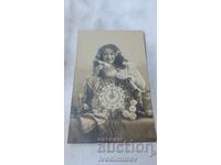 Cartolină poștală Fată tânără cu sac de câștig