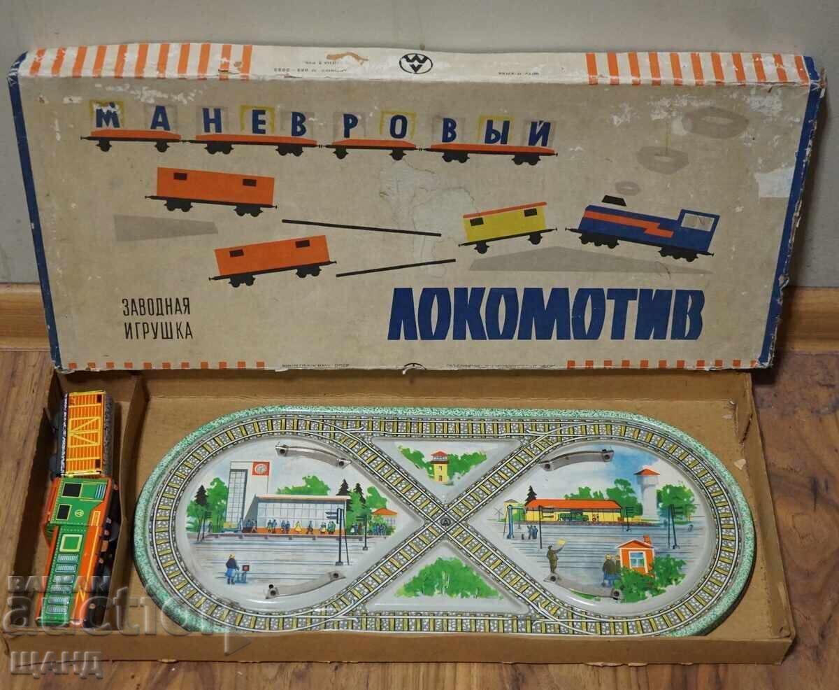 Trenuleț mecanic metalic rusesc vechi, locomotivă cu cuită