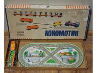 Trenuleț mecanic metalic rusesc vechi, locomotivă cu cuită