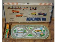 Стара Руска метална механична играчка влак локомотив с куитя