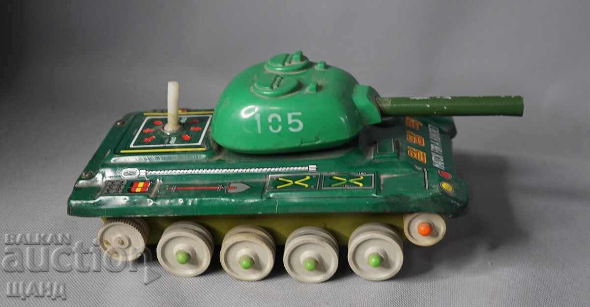 Auction  Old metal toy tank model, battery operated