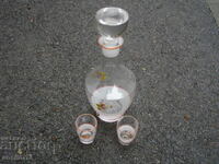 СТЪКЛЕН СЕРВИЗ РЪЧНО РИСУВАН ГАРАФА С ДВЕ ЧАШИ  ЗА РАКИЯ