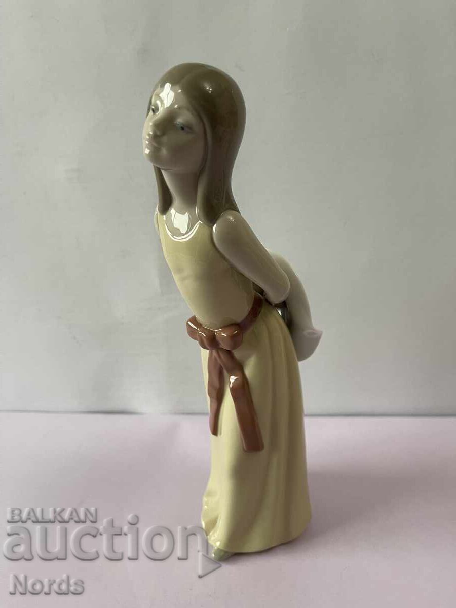 LLADRO Porcelain Figurine with Markings with price 16.55 BGN | € 8.46 LLADRO Porcelain Figurine with Markings with price 16.55 BGN | € 8.46