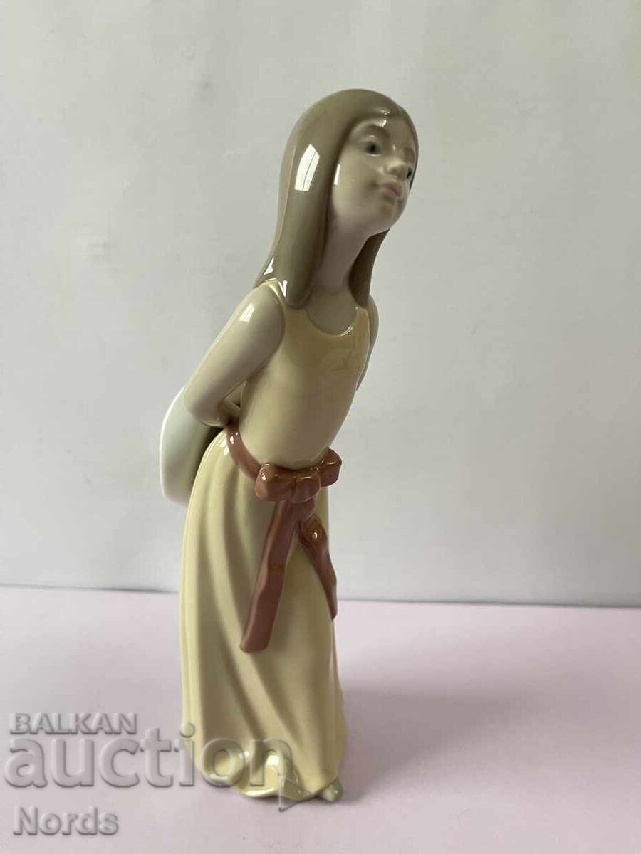 Auction LLADRO Porcelain Figurine with Markings Auction LLADRO Porcelain Figurine with Markings
