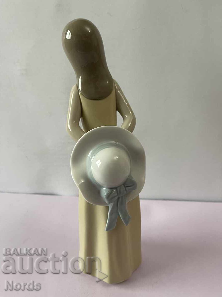 Delivery of LLADRO Porcelain Figurine with Markings Delivery of LLADRO Porcelain Figurine with Markings